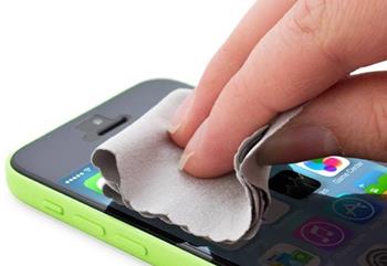 curatare telefon ecran porturi